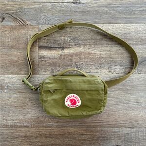 Fjällräven Kånken Hip Pack Crossbody Bag in Foliage Green